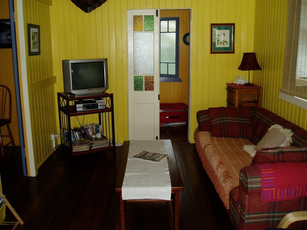 Mango Tourist Hostel Hervey Bay Exteriör bild